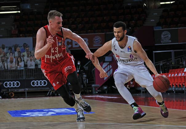 06 12 2020, BBL, FCB Basketball vs BG Goettingen, Audi Dome Munich, Sport, in the picture Leon Radosevic FCB Basketball vs Luke Nelson BG Goettingen