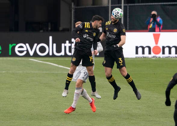 COLUMBUS, OH - DECEMBER 06: Columbus Crew SC defender Milton Valenzuela 19 and Columbus Crew SC defender Josh Williams 3 jump to head the ball in the air during the Eastern Conference Final between the Columbus Crew SC and the New England Revolution at MAPFRE Stadium in Columbus, Oho on December 6th, 2020. (Photo by Jason Mowry Icon Sportswire) SOCCER: DEC 06 MLS, Fussball Herren, USA Cup Playoffs Eastern Conference Final - New England Revolution at Columbus Crew Icon2012060004