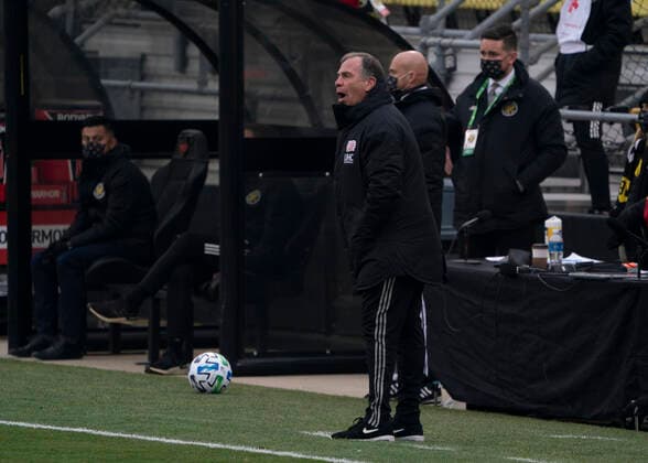 COLUMBUS, OH - DECEMBER 06: New England Revolution Sporting Director & Head Coach Bruce Arena yelling during the Eastern Conference Final between the Columbus Crew SC and the New England Revolution at MAPFRE Stadium in Columbus, Oho on December 6th, 2020. (Photo by Jason Mowry Icon Sportswire) SOCCER: DEC 06 MLS, Fussball Herren, USA Cup Playoffs Eastern Conference Final - New England Revolution at Columbus Crew Icon2012060009