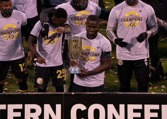 COLUMBUS, OH - DECEMBER 06: Columbus Crew SC defender Jonathan Mensah 4 poses with the Eastern Conference trophy after the Eastern Conference Final between the Columbus Crew SC and the New England Revolution at MAPFRE Stadium in Columbus, Oho on December 6th, 2020. Columbus Crew SC won 1-0. (Photo by Jason Mowry Icon Sportswire) SOCCER: DEC 06 MLS, Fussball Herren, USA Cup Playoffs Eastern Conference Final - New England Revolution at Columbus Crew Icon2012060026