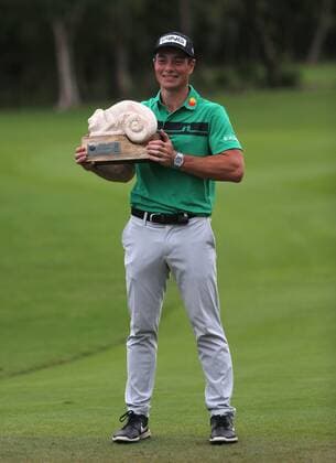 Sport Bilder des Tages Norweigan Viktor Hovland poses with the trophy after winning the Mayakoba Golf Classic, a PGA, Golf Herren tournament that takes place in Playa del Carmen, in the state of Quintana Roo, Mexico, 06 December 2020. Mayakoba Golf Classic in Mexico !ACHTUNG: NUR REDAKTIONELLE NUTZUNG!  Copyright: xAlonsoxCupulx MEX1785 20201207-637429025272896271