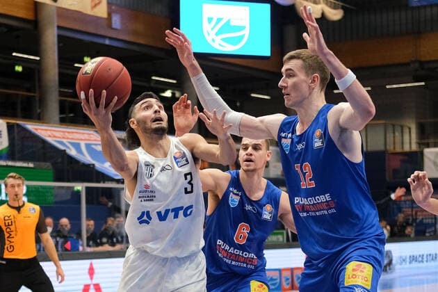 Basketball, Men, BBL, 5 Matchday, 06 12 2020, SYNTAINICS MBC Hamburg Towers, from l Max Dileo Hamburg, 3 , Marko Krstanovic MBC, 6 , Philipp Hartwich MBC, 12 GER, BBL, Basketball, Men, SYNTAINICS MBC Hamburg Towers, 06 12 2020, Weissenfels Copyright: xSchulz Eibner-Pressefotox ep_esz
