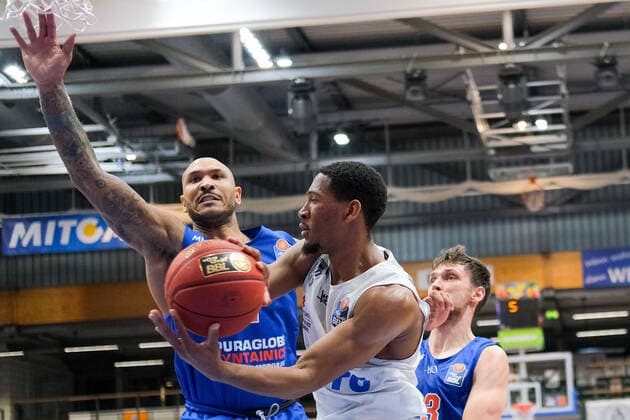 Basketball, Men, BBL, 5 Matchday, 06 12 2020, SYNTAINICS MBC Hamburg Towers, l Sergio Kerusch MBC, 7 , Kameron Taylor Hamburg, 7 GER, BBL, Basketball, Men, SYNTAINICS MBC Hamburg Towers, 06 12 2020, Weissenfels Copyright: xSchulz Eibner-Pressefotox ep_esz