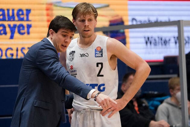 Basketball, Men, BBL, 5 Matchday, 06 12 2020, SYNTAINICS MBC Hamburg Towers, v l Head Coach Pedro Calles Hamburg Towers , Jordan Swing Hamburg, 2 GER, BBL, Basketball, Men, SYNTAINICS MBC Hamburg Towers, 06 12 2020, Weissenfels Copyright: xSchulz Eibner-Pressefotox ep_esz