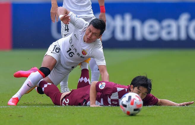 (201207) -- DOHA, Dec. 7, 2020 -- Mirahmetjan Muzepper (L) of Shanghai SIPG FC vies with Daigo Nishi of Vissel Kobe during the round of 16 match of the AFC Champions League between Shanghai SIPG FC of China and Vissel Kobe of Japan in Doha, Qatar, Dec. 7, 2020. (Photo by Xinhua) (SP)QATAR-DOHA-FOOTBALL-AFC CHAMPIONS LEAGUE-SHANGHAI SIPG VS VISSEL KOBE Nikku 