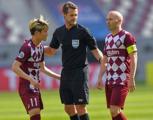 (201207) -- DOHA, Dec. 7, 2020 -- Andres Iniesta (R) of Vissel Kobe reacts during the round of 16 match of the AFC Champions League between Shanghai SIPG FC of China and Vissel Kobe of Japan in Doha, Qatar, Dec. 7, 2020. (Photo by Xinhua) (SP)QATAR-DOHA-FOOTBALL-AFC CHAMPIONS LEAGUE-SHANGHAI SIPG VS VISSEL KOBE Nikku 