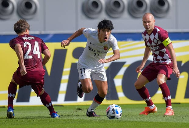 (201207) -- DOHA, Dec. 7, 2020 -- Lyu Wenjun (C) of Shanghai SIPG FC vies with Andres Iniesta (R) and Gotoku Sakai of Vissel Kobe during the round of 16 match of the AFC Champions League between Shanghai SIPG FC of China and Vissel Kobe of Japan in Doha, Qatar, Dec. 7, 2020. (Photo by Xinhua) (SP)QATAR-DOHA-FOOTBALL-AFC CHAMPIONS LEAGUE-SHANGHAI SIPG VS VISSEL KOBE Nikku 