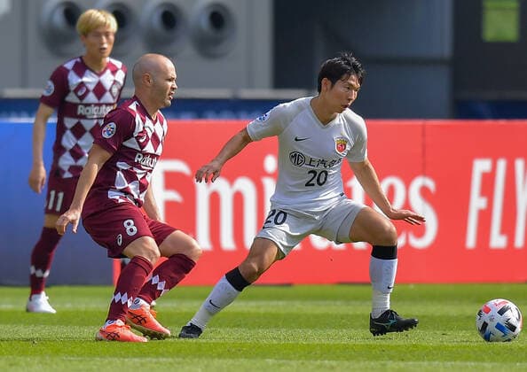 (201207) -- DOHA, Dec. 7, 2020 -- Yang Shiyuan (R) of Shanghai SIPG FC vies with Andres Iniesta (C) of Vissel Kobe during the round 16 match of the AFC Champions League between Shanghai SIPG FC of China and Vissel Kobe of Japan in Doha, Qatar, Dec. 7, 2020. (Photo by Xinhua) (SP)QATAR-DOHA-FOOTBALL-AFC CHAMPIONS LEAGUE-SHANGHAI SIPG VS VISSEL KOBE Nikku 