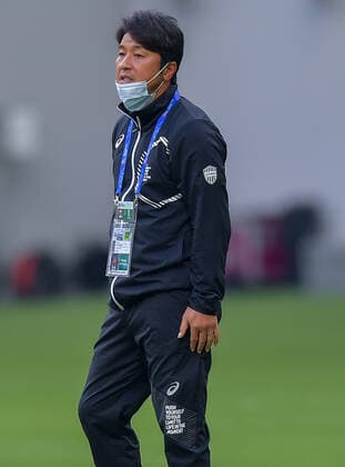 (201207) -- DOHA, Dec. 7, 2020 -- Head coach of Vissel Kobe Atsuhiro Miura reacts during the round 16 match of the AFC Champions League between Shanghai SIPG FC of China and Vissel Kobe of Japan in Doha, Qatar, Dec. 7, 2020. (Photo by Xinhua) (SP)QATAR-DOHA-FOOTBALL-AFC CHAMPIONS LEAGUE-SHANGHAI SIPG VS VISSEL KOBE Nikku 