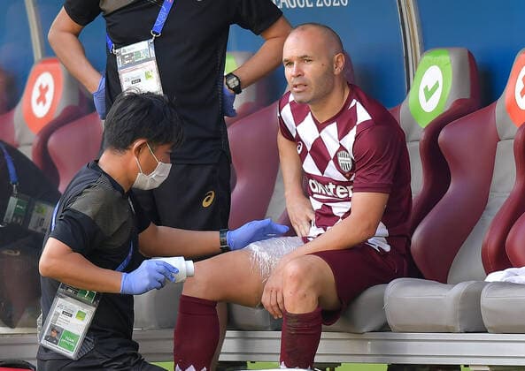 (201207) -- DOHA, Dec. 7, 2020 -- Andres Iniesta (R) of Vissel Kobe receives medical help after being injured during the round of 16 match of the AFC Champions League between Shanghai SIPG FC of China and Vissel Kobe of Japan in Doha, Qatar, Dec. 7, 2020. (Photo by Xinhua) (SP)QATAR-DOHA-FOOTBALL-AFC CHAMPIONS LEAGUE-SHANGHAI SIPG VS VISSEL KOBE Nikku 