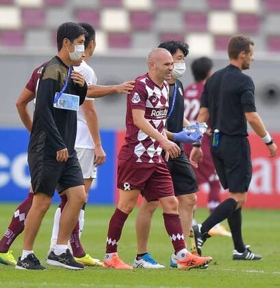 (201207) -- DOHA, Dec. 7, 2020 -- Andres Iniesta (C) of Vissel Kobe leaves the pitch due to injury during the round of 16 match of the AFC Champions League between Shanghai SIPG FC of China and Vissel Kobe of Japan in Doha, Qatar, Dec. 7, 2020. (Photo by Xinhua) (SP)QATAR-DOHA-FOOTBALL-AFC CHAMPIONS LEAGUE-SHANGHAI SIPG VS VISSEL KOBE Nikku 