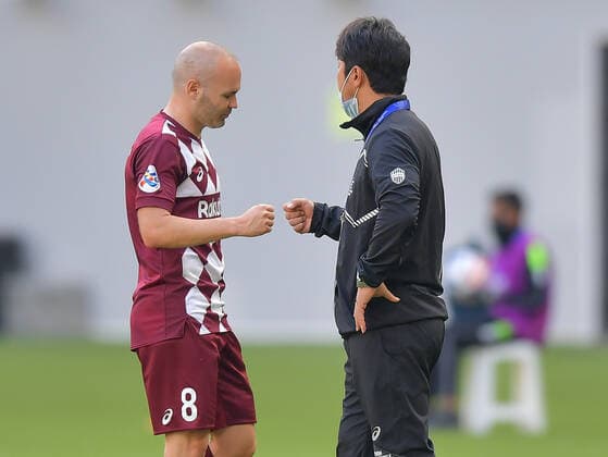 (201207) -- DOHA, Dec. 7, 2020 -- Andres Iniesta reacts with head coach Atsuhiro Miura of Vissel Kobe during the round of 16 match of the AFC Champions League between Shanghai SIPG FC of China and Vissel Kobe of Japan in Doha, Qatar, Dec. 7, 2020. (Photo by Xinhua) (SP)QATAR-DOHA-FOOTBALL-AFC CHAMPIONS LEAGUE-SHANGHAI SIPG VS VISSEL KOBE Nikku 