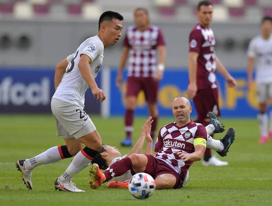 (201207) -- DOHA, Dec. 7, 2020 -- He Guan (L, front) of Shanghai SIPG FC vies with Andres Iniesta (R, front) of Vissel Kobe during the round 16 match of the AFC Champions League between Shanghai SIPG FC of China and Vissel Kobe of Japan in Doha, Qatar, Dec. 7, 2020. (Photo by Xinhua) (SP)QATAR-DOHA-FOOTBALL-AFC CHAMPIONS LEAGUE-SHANGHAI SIPG VS VISSEL KOBE Nikku 