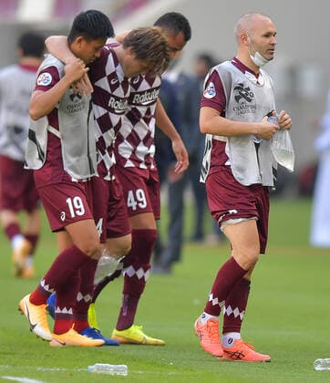 (201207) -- DOHA, Dec. 7, 2020 -- Andres Iniesta (R) of Vissel Kobe reacts after the round 16 match of the AFC Champions League between Shanghai SIPG FC of China and Vissel Kobe of Japan in Doha, Qatar, Dec. 7, 2020. (Photo by Xinhua) (SP)QATAR-DOHA-FOOTBALL-AFC CHAMPIONS LEAGUE-SHANGHAI SIPG VS VISSEL KOBE Nikku 