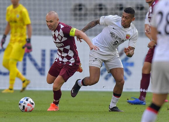 (201207) -- DOHA, Dec. 7, 2020 -- Ricardo Lopes (2nd R) of Shanghai SIPG FC vies with Andres Iniesta of Vissel Kobe during the round 16 match of the AFC Champions League between Shanghai SIPG FC of China and Vissel Kobe of Japan in Doha, Qatar, Dec. 7, 2020. (Photo by Xinhua) (SP)QATAR-DOHA-FOOTBALL-AFC CHAMPIONS LEAGUE-SHANGHAI SIPG VS VISSEL KOBE Nikku 