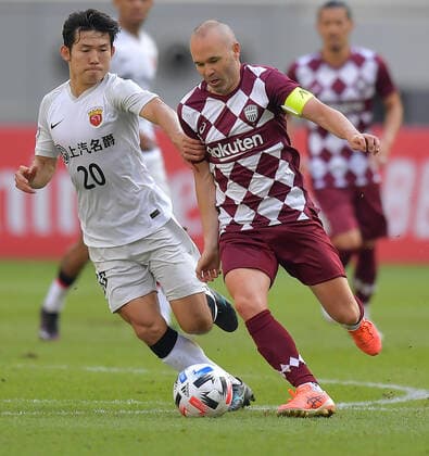 (201207) -- DOHA, Dec. 7, 2020 -- Yang Shiyuan (L) of of Shanghai SIPG FC vies with Andres Iniesta of Vissel Kobe during the round 16 match of the AFC Champions League between Shanghai SIPG FC of China and Vissel Kobe of Japan in Doha, Qatar, Dec. 7, 2020. (Photo by Xinhua) (SP)QATAR-DOHA-FOOTBALL-AFC CHAMPIONS LEAGUE-SHANGHAI SIPG VS VISSEL KOBE Nikku 