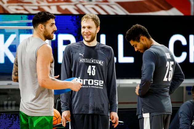 left Mahir Agva Pinar Karsiyaka, 07 Center Christian Sengfelder Brose Bamberg, 43 Right Kenneth Ogbe Brose Bamberg, 25 JobStairs Gießen 46ers Brose Bamberg, easyCredit Basketball Bundesliga, Season 2020 2021, 5 matchday, Gießen, Germany, 06 12 2020, DanielxLöb
