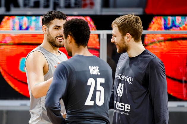 left Mahir Agva Pinar Karsiyaka, 07 right Christian Sengfelder Brose Bamberg, 43 JobStairs Gießen 46ers Brose Bamberg, easyCredit Basketball Bundesliga, season 2020 2021, 5 matchday, Gießen, Germany, 06 12 2020, DanielxLöb