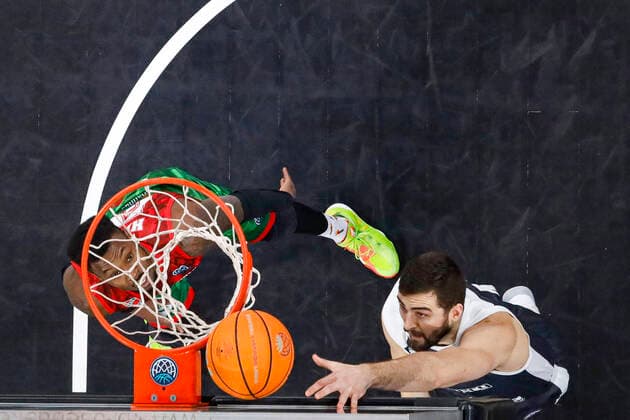 left Raymar Morgan Pinar Karsiyaka, 02 right David Kravish Brose Bamberg, 45 Basketball Champions League 2020 21, group phase matchday 3, Brose Bamberg Pinar Karsiyaka 08 12 2020, Bamberg, Brose Arena photo Any use of the photo is subject to a fee according to the currently valid MFM list plus VAT. UrhG expressly requires a specimen copy If the photo is to be used for purposes other than journalism, please consult the photographer For any usage other than editorial purposes please contact the author Copyright: DanielxLöb