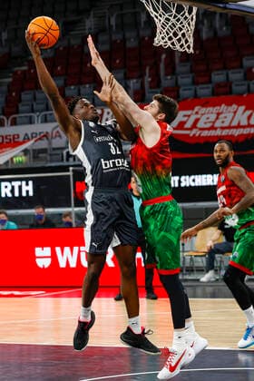 left Norense Odiase Brose Bamberg, 32 right Birsen Metecan Pinar Karsiyaka, 01 Basketball Champions League 2020 21, group phase matchday 3, Brose Bamberg Pinar Karsiyaka 08 12 2020, Bamberg, Brose Arena photo Any use of the photo is subject to a fee according to the currently valid MFM list plus VAT. UrhG expressly requires a specimen copy If the photo is to be used for purposes other than journalism, please consult the photographer For any usage other than editorial purposes please contact the author Copyright: DanielxLöb