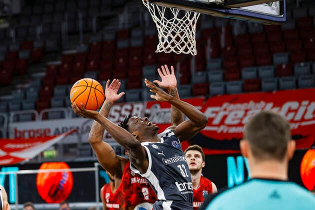 left Norense Odiase Brose Bamberg, 32 right Raymar Morgan Pinar Karsiyaka, 02 Basketball Champions League 2020 21, group phase matchday 3, Brose Bamberg Pinar Karsiyaka 08 12 2020, Bamberg, Brose Arena photo Any use of the photo is subject to a fee according to the currently valid MFM list plus VAT. UrhG expressly requires a specimen copy If the photo is to be used for purposes other than journalism, please consult the photographer For any usage other than editorial purposes please contact the author Copyright: DanielxLöb