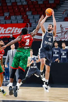 right David Kravish Brose Bamberg, 45 left Raymar Morgan Pinar Karsiyaka, 02 Basketball Champions League 2020 21, group phase matchday 3, Brose Bamberg Pinar Karsiyaka 08 12 2020, Bamberg, Brose Arena photo Any use of the photo is subject to a fee according to the currently valid MFM list plus VAT. UrhG expressly requires a specimen copy If the photo is to be used for purposes other than journalism, please consult the photographer For any usage other than editorial purposes please contact the author Copyright: DanielxLöb