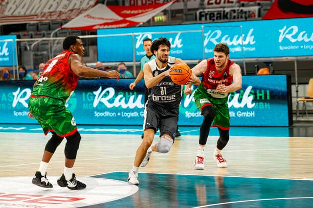 Center Michele Vitali Brose Bamberg, 31 left Raymar Morgan Pinar Karsiyaka, 02 right Birsen Metecan Pinar Karsiyaka, 01 Basketball Champions League 2020 21, group phase matchday 3, Brose Bamberg Pinar Karsiyaka 08 12 2020, Bamberg, Brose Arena photo Any use of the photo is subject to a fee according to the currently valid MFM list plus VAT. UrhG expressly requires a specimen copy If the photo is to be used for purposes other than journalism, please consult the photographer For any usage other than editorial purposes please contact the author Copyright: DanielxLöb
