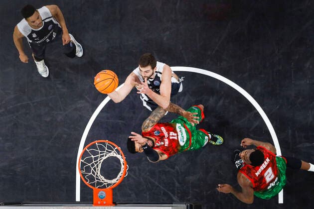 Center David Kravish Brose Bamberg, 45 Center Down D J Kennedy Pinar Karsiyaka, 17 Basketball Champions League 2020 21, Group stage Matchday 3, Brose Bamberg Pinar Karsiyaka 08 12 2020, Bamberg, Brose Arena photo Any use of the photo is subject to a fee according to the currently valid MFM list plus VAT. UrhG expressly requires a specimen copy If the photo is to be used for purposes other than journalism, please consult the photographer For any usage other than editorial purposes please contact the author Copyright: DanielxLöb