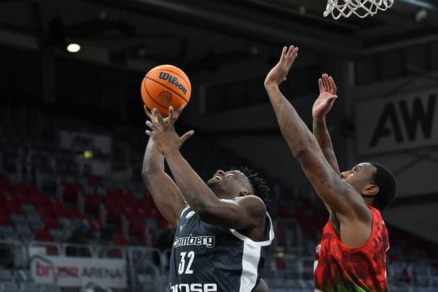 BAMBERG 08 12 2020 Basketball Champions League 3 Matchday Brose Bamberg vs Pinar Karsiyaka Izmir Norense Odiase 32, Brose Bamberg vs Raymar MORGAN 2, Pinar Karsiyaka Photo Hans Martin Issler isslerimages Brose Bamberg vs Pinar Karsiyaka