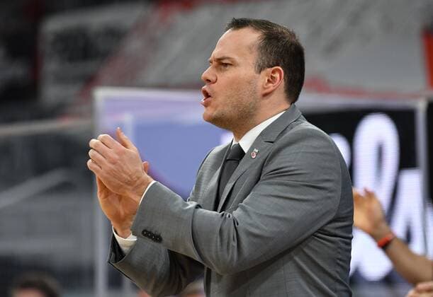BAMBERG 08 12 2020 Basketball Champions League 3 Matchday Brose Bamberg vs. Pinar Karsiyaka Izmir Headcoach Johan Roijakkers Brose Bamberg applauds his team Photo Hans Martin Issler isslerimages Brose Bamberg vs.
