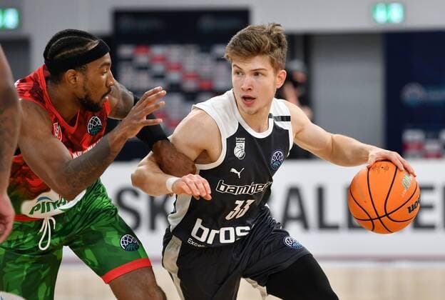 BAMBERG 08 12 2020 Basketball Champions League 3 Matchday Brose Bamberg vs. Pinar Karsiyaka Izmir Bennet Hundt 33, Brose Bamberg vs. Tony TAYLOR 21, Pinar Karsiyaka Photo Hans Martin Issler isslerimages Brose Bamberg vs.
