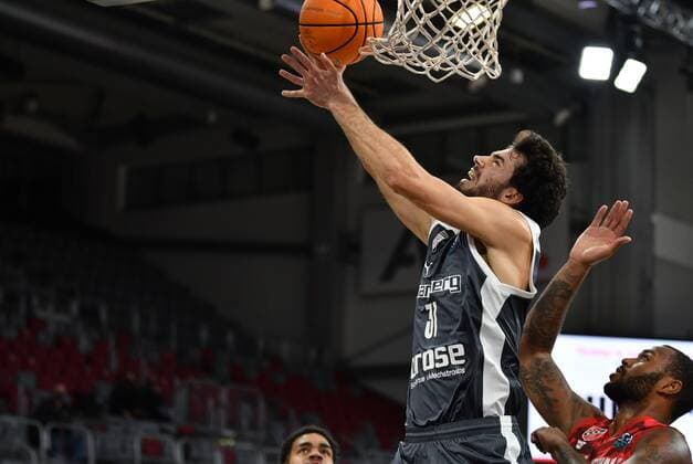 BAMBERG 08 12 2020 Basketball Champions League 3 Matchday Brose Bamberg vs. Pinar Karsiyaka Izmir Michele Vitali 31, Brose Bamberg vs. Amath M BAYE 24, Pinar Karsiyaka Photo Hans Martin Issler isslerimages Brose Bamberg vs.