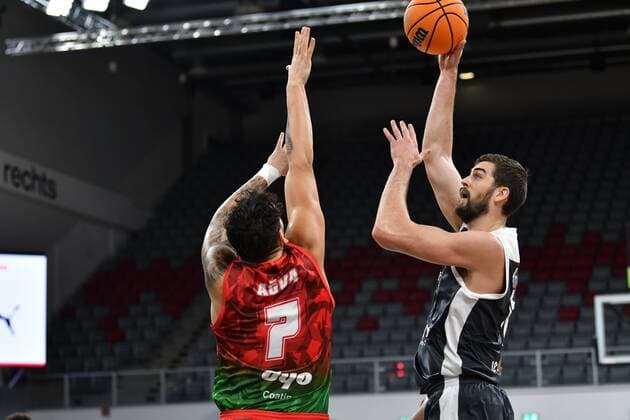 BAMBERG 08 12 2020 Basketball Champions League 3 Matchday Brose Bamberg vs. Pinar Karsiyaka Izmir David Kravish 45, Brose Bamberg vs. Mahir AGVA 7, Pinar Karsiyaka Photo Hans Martin Issler isslerimages Brose Bamberg vs.