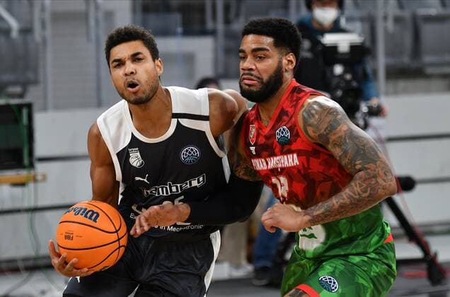 BAMBERG 08 12 2020 Basketball Champions League 3 Matchday Brose Bamberg vs Pinar Karsiyaka Izmir Kenneth Ogbe 25, Brose Bamberg vs D J KENNEDY 17, Pinar Karsiyaka Photo Hans Martin Issler isslerimages Brose Bamberg vs Pinar Karsiyaka