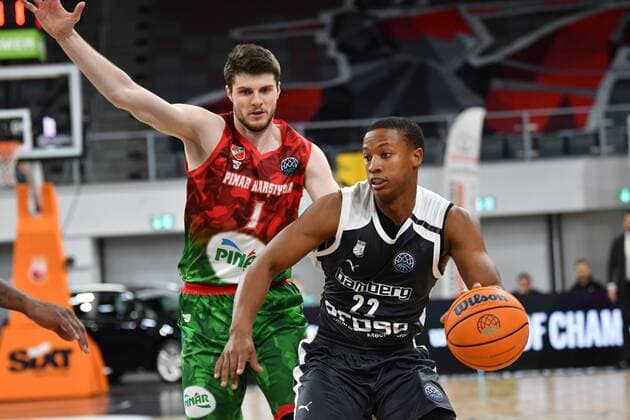 BAMBERG 08 12 2020 Basketball Champions League 3 Matchday Brose Bamberg vs. Pinar Karsiyaka Izmir Devon Hall 22, Brose Bamberg vs. Metecan BIRSEN 1, Pinar Karsiyaka Photo Hans Martin Issler isslerimages Brose Bamberg vs.