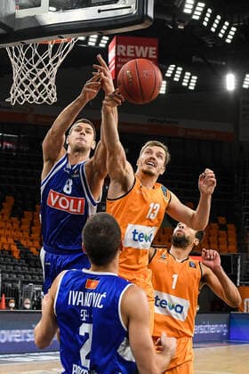 GER, EuroCup, ratiopharm ulm vs Buducnost VOLI Podgorica 08 12 2020, ratiopharm arena, Neu Ulm, GER, EuroCup, ratiopharm ulm vs Buducnost VOLI Podgorica, in the picture Andreas Obst Ulm, 13 with successful defence against Dragan Apic Podgorica, 8 nordphotoxHafner nph00200