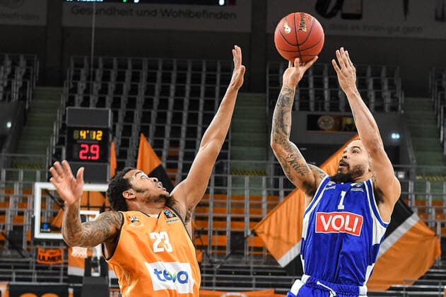 GER, EuroCup, ratiopharm ulm vs Buducnost VOLI Podgorica 08 12 2020, ratiopharm arena, Neu Ulm, GER, EuroCup, ratiopharm ulm vs Buducnost VOLI Podgorica, in the picture Troy Caupain Ulm, 23 cannot prevent litter of Justin Cobbs Podgorica, 1 nordphotoxHafner nph00200