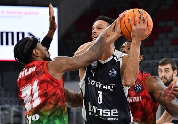 BAMBERG 08 12 2020 Basketball Champions League 3 Matchday Brose Bamberg vs. Pinar Karsiyaka Izmir Dominic Lockhart 3, Brose Bamberg vs. Tony TAYLOR 21, Pinar Karsiyaka and Raymar MORGAN 2, Pinar Karsiyaka Photo Hans Martin Issler isslerimages Brose Bamberg vs.
