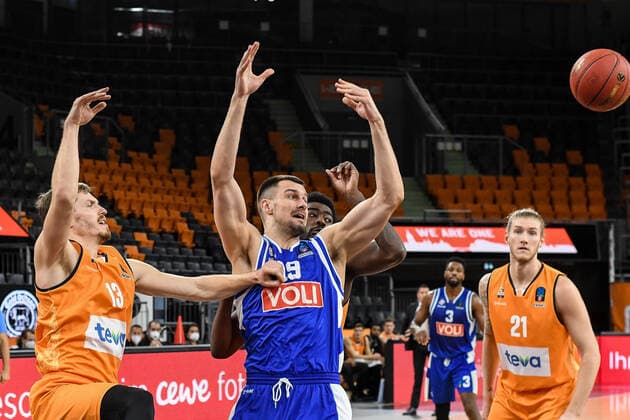 GER, EuroCup, ratiopharm ulm vs Buducnost VOLI Podgorica 08 12 2020, ratiopharm arena, New Ulm, GER, EuroCup, ratiopharm ulm vs Buducnost VOLI Podgorica, in the picture Andreas Obst Ulm, 13 with a foul on Zoran Nikolic Podgorica, 19 nordphotoxHafner nph00200