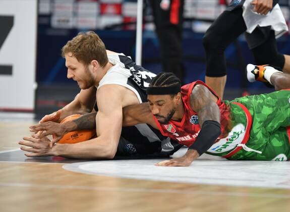 BAMBERG 08 12 2020 Basketball Champions League 3 Matchday Brose Bamberg vs. Pinar Karsiyaka Izmir Christian Sengfelder 43, Brose Bamberg vs. Tony TAYLOR 21, Pinar Karsiyaka Photo Hans Martin Issler isslerimages Brose Bamberg vs.