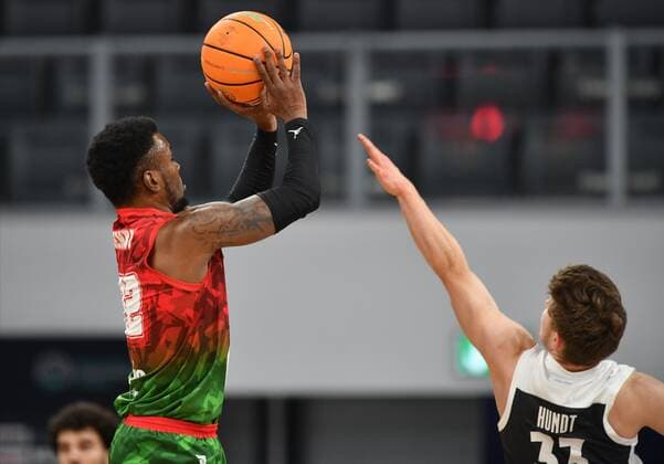 BAMBERG 08 12 2020 Basketball Champions League 3 Matchday Brose Bamberg vs Pinar Karsiyaka Izmir Sek HENRY 22, Pinar Karsiyaka throws against Bennet Hundt 33, Brose Bamberg Photo Hans Martin Issler isslerimages Brose Bamberg vs Pinar Karsiyaka