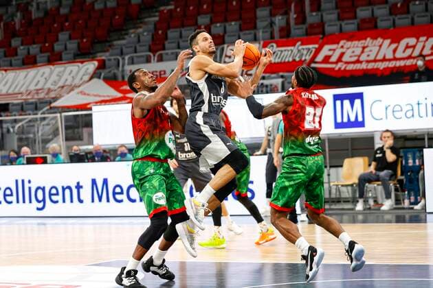 Center Dominic Lockhart Brose Bamberg, 03 right Tony Taylor Pinar Karsiyaka, 21 left D J Kennedy Pinar Karsiyaka, 17 Basketball Champions League 2020 21, group phase matchday 3, Brose Bamberg Pinar Karsiyaka 08 12 2020, Bamberg, Brose Arena photo Any use of the photo is subject to a fee according to the currently valid MFM list plus VAT. UrhG expressly requires a specimen copy If the photo is to be used for purposes other than journalism, please consult the photographer For any usage other than editorial purposes please contact the author Copyright: DanielxLöb