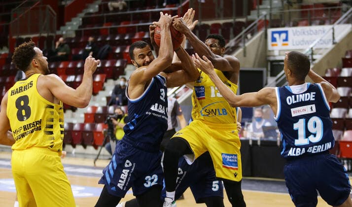 Ludwigsburg , Basketball easyCredit BBL Bundesliga , MHP GIANTS Ludwigsburg vs Alba Berlin , from left Elias Harris Giant Johannes Thiemann Alba Yorman Polas Bartolo Giant Louis Olinde Alba