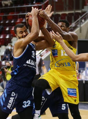 Ludwigsburg , Basketball easyCredit BBL Bundesliga , MHP GIANTS Ludwigsburg vs Alba Berlin , from left Johannes Thiemann Alba Yorman Polas Bartolo Riesen