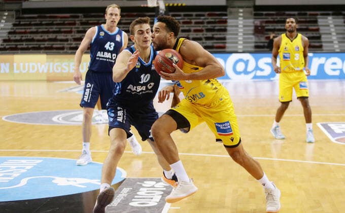 Ludwigsburg , Basketball easyCredit BBL Bundesliga , MHP GIANTS Ludwigsburg vs Alba Berlin , from left Tim Schneider Alba Elias Harris Riesen