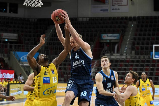 Luke Sikma ALBA Berlin in a duel with Yorman Polas Bartolo MHP Riesen Ludwigsburg , GER, MHP Riesen Ludwigsburg vs ALBA Berlin, 08 12 2020, 6 matchday easycredit Basketball Bundesliga, season 2020 2021 GER, MHP Riesen Ludwigsburg vs ALBA Berlin, 08 12 2020, 6 matchday easycredit Basketball Bundesliga, season 2020 2021 Ludwigsburg Copyright: xEibnerxPressefoto MichaelxMemmlerx EP_MMR
