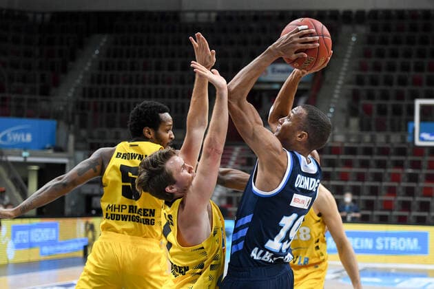 Louis Olinde ALBA Berlin in duel with Jordan Hulls MHP Riesen Ludwigsburg, GER, MHP Riesen Ludwigsburg vs ALBA Berlin, 08 12 2020, 6 matchday easycredit Basketball Bundesliga, season 2020 2021 GER, MHP Riesen Ludwigsburg vs ALBA Berlin, 08 12 2020, 6 matchday easycredit Basketball Bundesliga, season 2020 2021 Ludwigsburg Copyright: xEibnerxPressefoto MichaelxMemmlerx EP_MMR