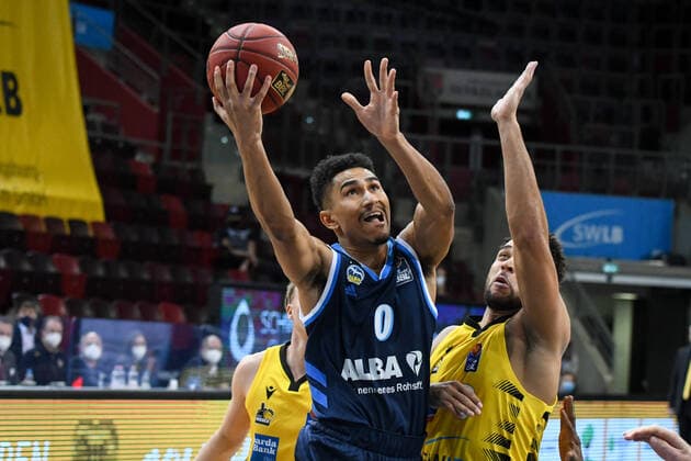 Maodo Lo ALBA Berlin in a duel with Elias Harris MHP Riesen Ludwigsburg , GER, MHP Riesen Ludwigsburg vs ALBA Berlin, 08 12 2020, 6 matchday easycredit Basketball Bundesliga, season 2020 2021 GER, MHP Riesen Ludwigsburg vs ALBA Berlin, 08 12 2020, 6 matchday easycredit Basketball Bundesliga, season 2020 2021 Ludwigsburg Copyright: xEibnerxPressefoto MichaelxMemmlerx EP_MMR