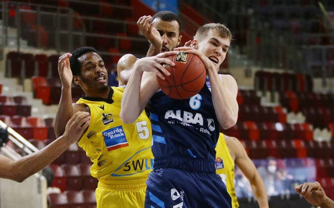 Ludwigsburg , Basketball easyCredit BBL Bundesliga , MHP GIANTS Ludwigsburg vs Alba Berlin , from left Barry Brown Giant Malte Delow Alba