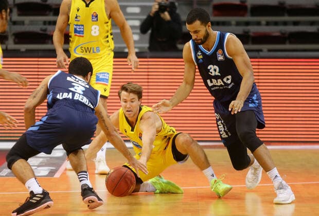 Ludwigsburg , Basketball easyCredit BBL Bundesliga , MHP GIANTS Ludwigsburg vs Alba Berlin , from left Peyton Siva Alba Jordan Hulls Giant Johannes Thiemann Alba
